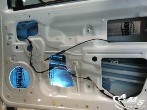 Insonorización puertas Abarth con planchas insonorizantes Dynamat