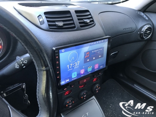Transformación realizada en Alfa GT del año 2007, sobre el hueco de 1 Din se adapta una pantalla de 9” táctil con sistema operativo Android, se le añade cámara de visión trasera, sistema Apple Carplay y Android Auto, lector de usb, navegación integrada y cámara de grabación delantera.