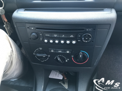 Instalación pantalla multimedia 9" con CarPlay en Citröen C4